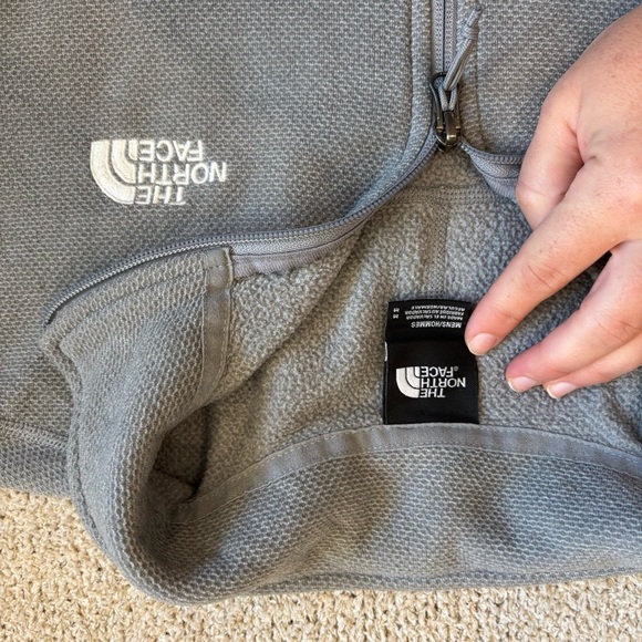 The North face 1/4 zip pullover mens Medium Sweatshirt logo winter Sweater - Picture 2 of 3